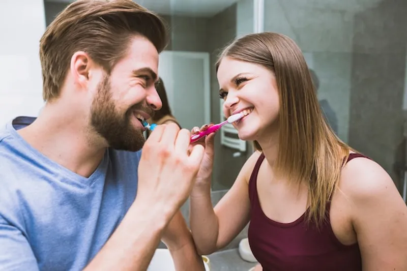 Zahnimplantate richtig reinigen und pflegen – Tipps für langfristigen Erhalt